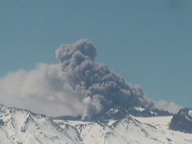 Región del Maule: Complejo volcánico Planchón Peteroa registró pulso eruptivo