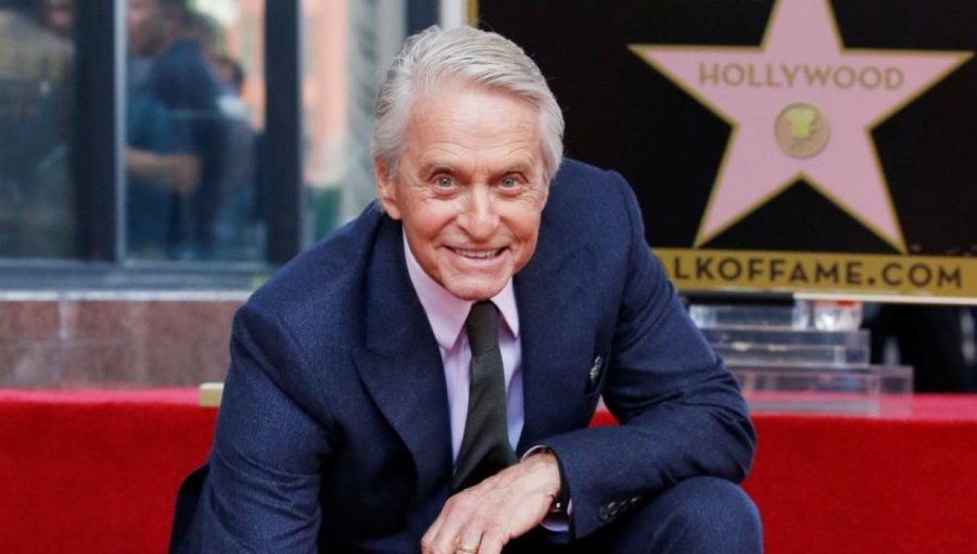 Michael Douglas obtiene la preciada estrella en el Paseo de la Fama de Hollywood