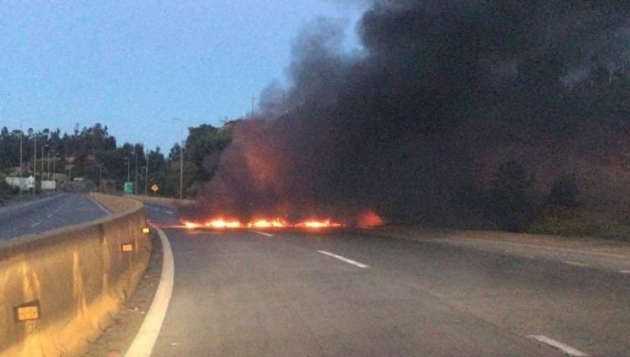 Desconocidos cortaron el tránsito con barricadas en el camino La Pólvora