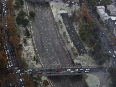 Encuentran cráneo y torso humano en la ribera del río Mapocho