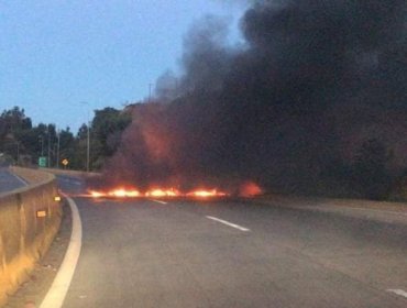 Desconocidos cortaron el tránsito con barricadas en el camino La Pólvora