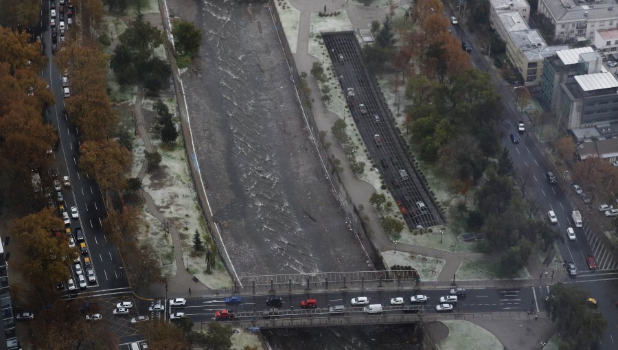 Encuentran cráneo y torso humano en la ribera del río Mapocho