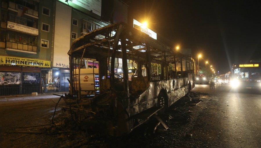 Transantiago es quemado frente a la Usach