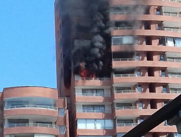 Incendio en Vitacura: Varios pisos de edificio estarían siendo afectados por el fuego