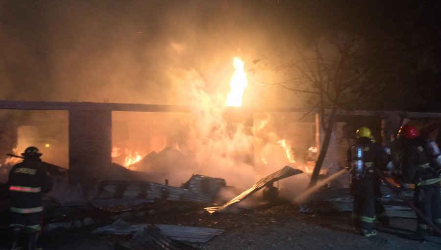 Incendio afecta a locales comerciales en Pelequén