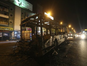 Transantiago es quemado frente a la Usach