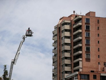 Alarma por incendio en departamento del piso 19 de una torre en Vitacura