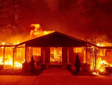 Incendios forestales en California ya dejan 25 muertos: Cuadrillas trabajar para salvar hogares