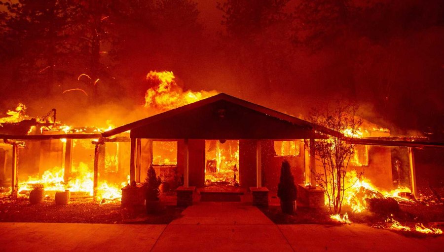 Incendios forestales en California ya dejan 25 muertos: Cuadrillas trabajar para salvar hogares