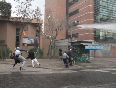 Detienen a 4 alumnos del Liceo Darío Salas por arrojar molotovs a Carabineros