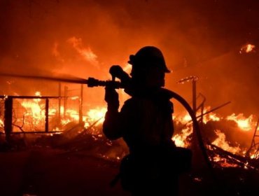 A 42 suben las víctimas fatales de los incendios en California, EE.UU.