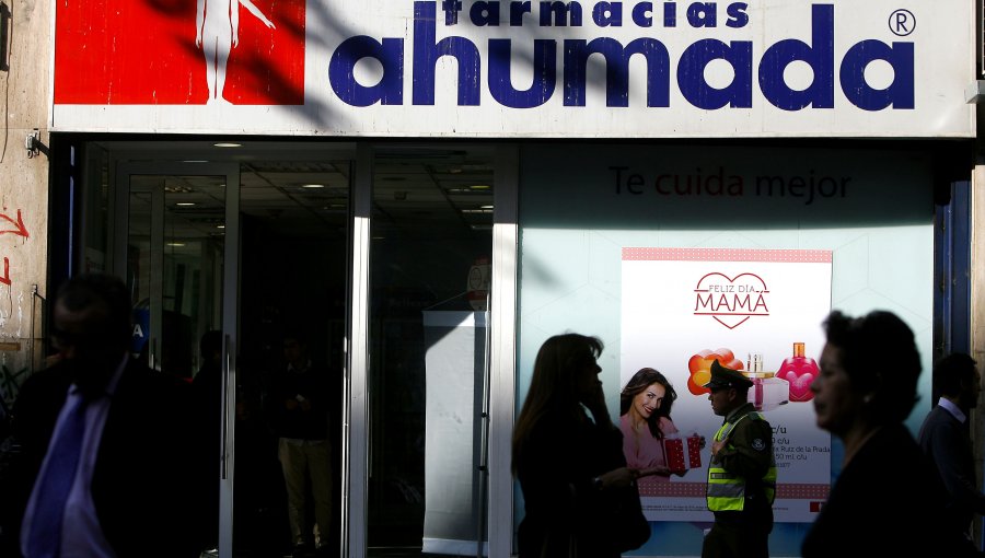 Farmacias Ahumada anuncia despido de trabajadores y el cierre de locales