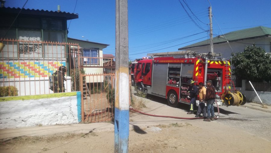 Evacúan Centro Educacional Aspaut de Santa Inés en Viña del Mar por emergencia de Materiales Peligrosos