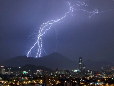 Onemi declara Alerta Temprana Preventiva por tormentas eléctricas en Santiago