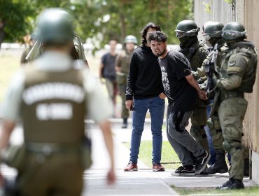 Joven de 19 años disparó varias veces desde edificio y se parapetó en Santiago Centro