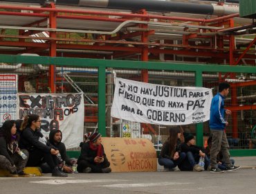 Quintero: Tres menores de edad detenidos tras encadenarse a empresa Oxiquim