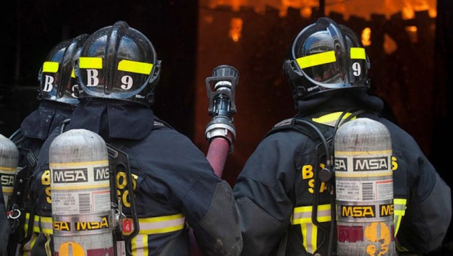 15 damnificados y 6 casas destruidas deja voraz incendio en Viña del Mar