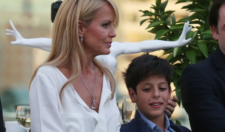 Confirman que hijo de Cecilia Bolocco padece un tumor cerebral