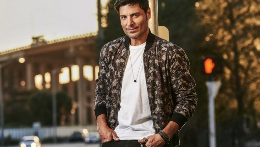 Chayanne sufre percance sobre el escenario: El artista se tropezó con la escenografía