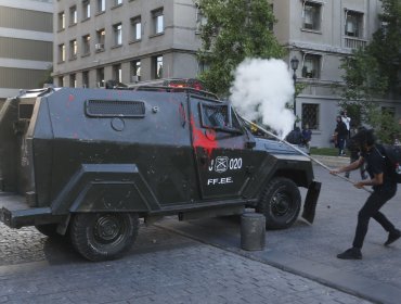 Manifestantes interrumpen el tránsito frente a La Moneda y se generan incidentes