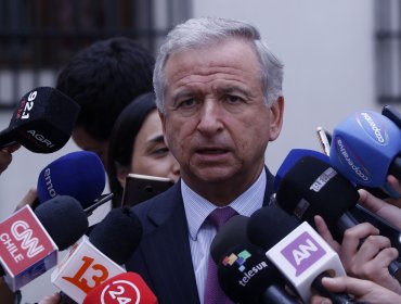 Ministro Larraín anuncia dos semanas con baja en precios de los combustibles