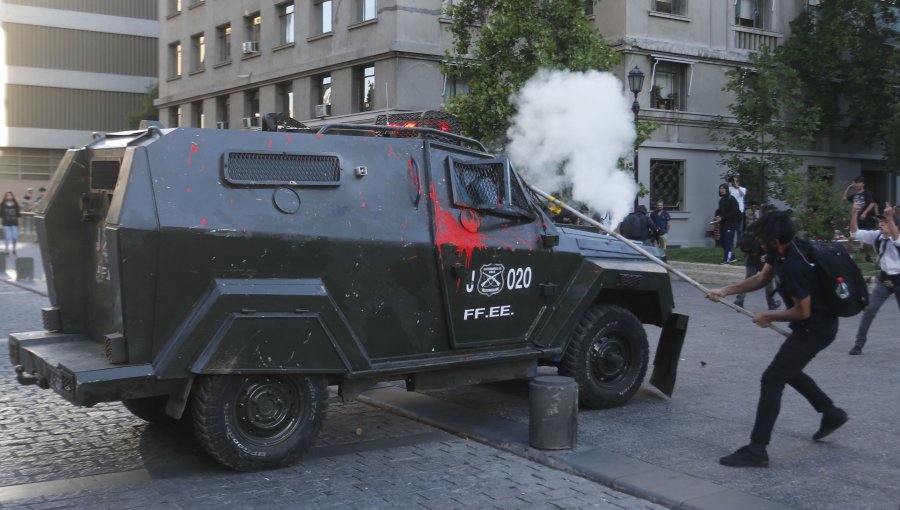 Manifestantes interrumpen el tránsito frente a La Moneda y se generan incidentes