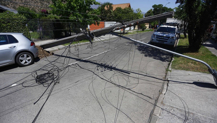 Camiones derriban 5 postes en Las Condes y provocan extenso corte de luz