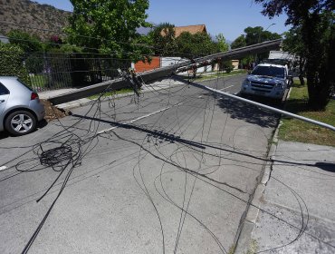 Camiones derriban 5 postes en Las Condes y provocan extenso corte de luz