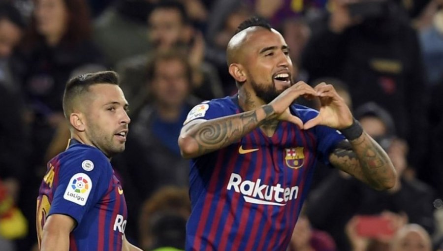 Vidal es favorito de hinchas para ser titular en el Barcelona tras lesión de Rakitic