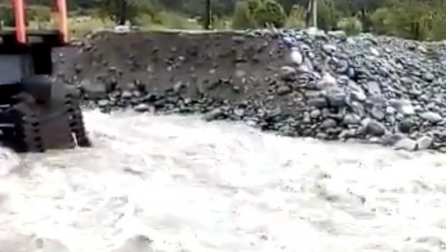 Puente colapsa tras desborde del Río El Blanco en Región de Los Lagos