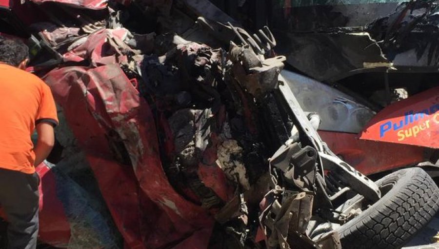 Accidente en Ruta Lo Orozco entre un Pullman Bus y camioneta deja una persona fallecida