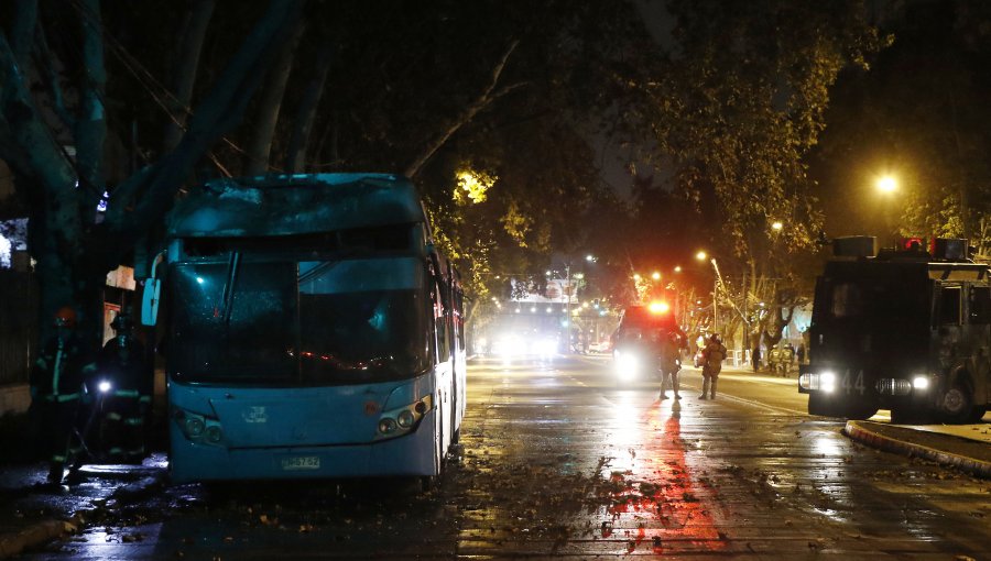 Queman bus de Transantiago en la comuna de Cerro Navia en la madrugada