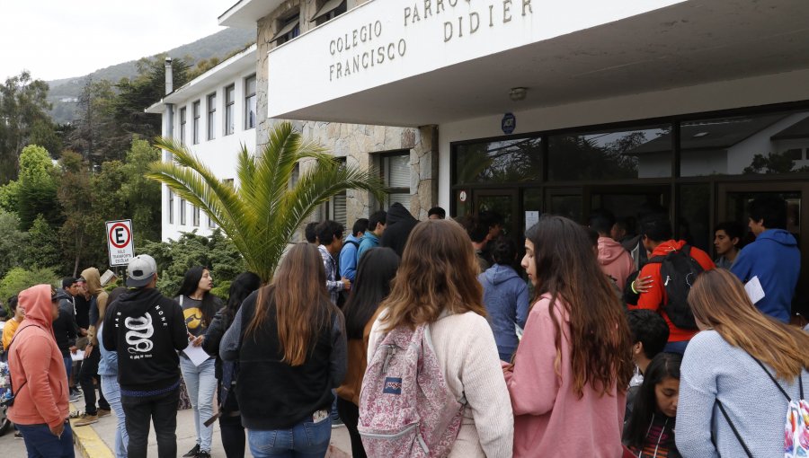 Alumnos de las comunas de Quintero y Puchuncaví rinden la PSU en Zapallar