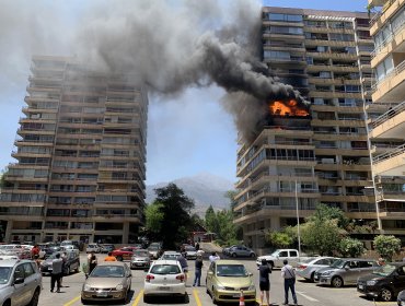 Violento incendio en departamentos de Torres de Bilbao en Las Condes