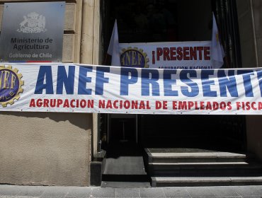 Sigue el paro del sector público, pero las negociaciones se retoman este martes