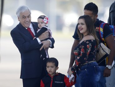 Cálido recibimiento del Presidente a los 100 chilenos que abandonaron Venezuela