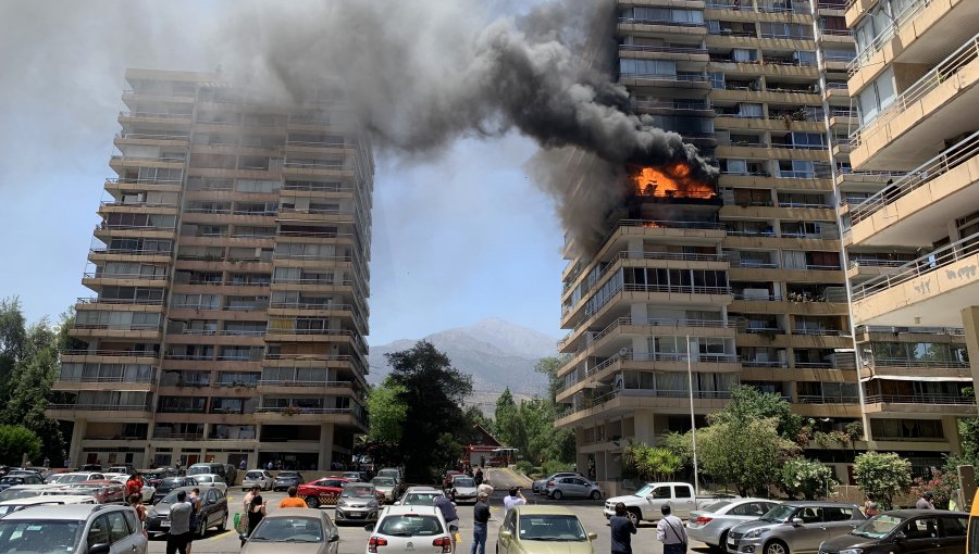 Violento incendio en departamentos de Torres de Bilbao en Las Condes