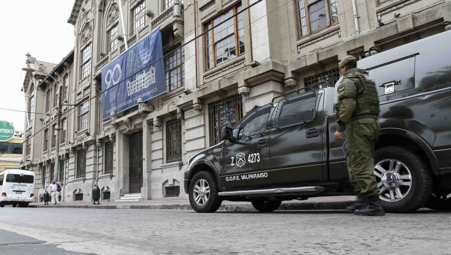 Universidad Católica de Valparaíso es custodiada por el Gope tras amenaza de tiroteo masivo