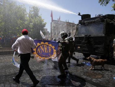 "Banderazo" de la ANEF termina con incidentes frente al Ministerio de Hacienda