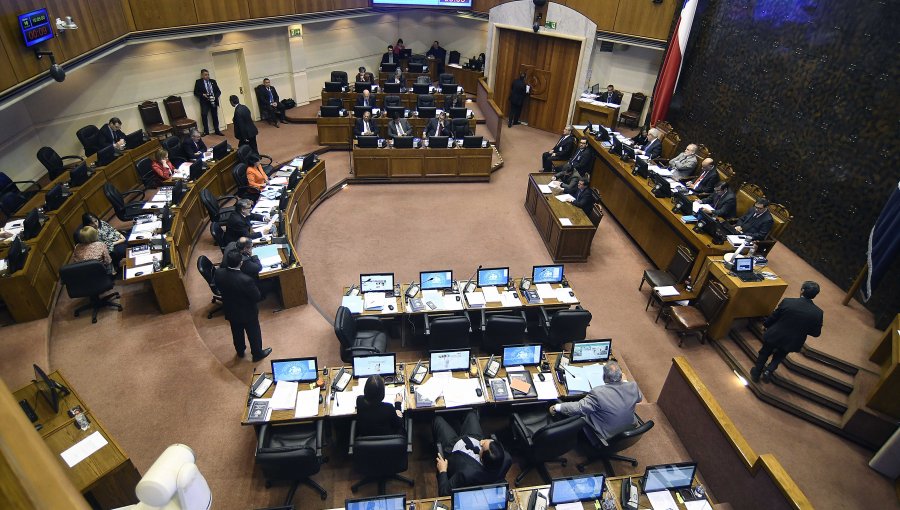 Senadores piden limitar contratación de parientes en la administración pública