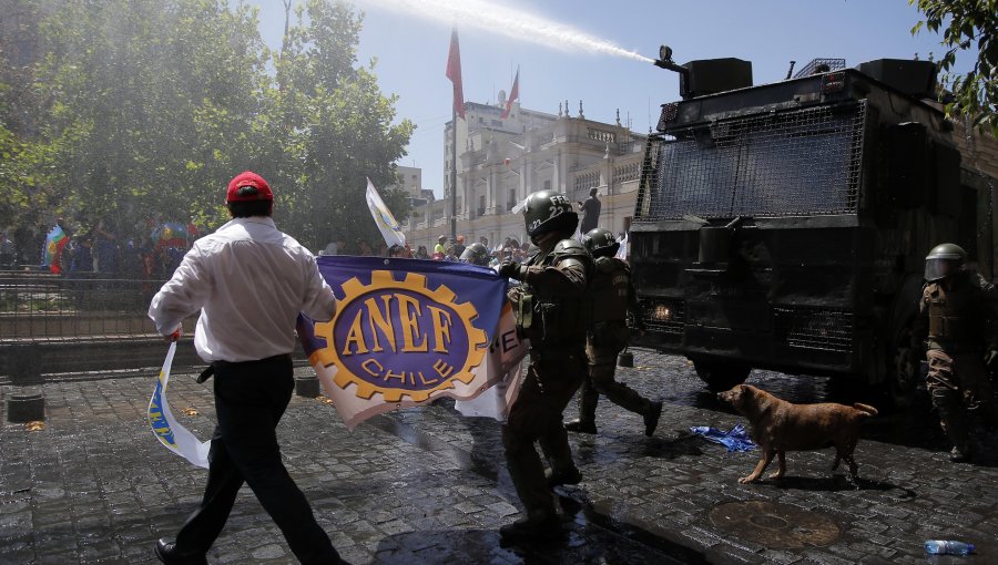 "Banderazo" de la ANEF termina con incidentes frente al Ministerio de Hacienda