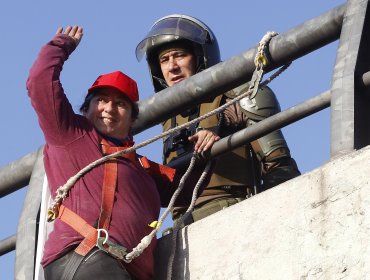 Incidentes y detenidos en nueva protesta de pobladores sin casa de Peñalolén