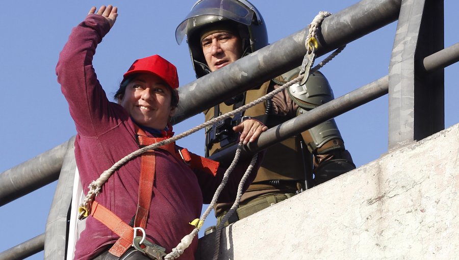 Incidentes y detenidos en nueva protesta de pobladores sin casa de Peñalolén