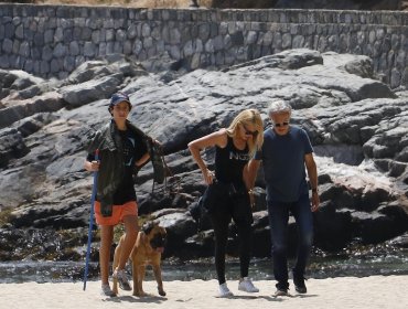Galería de Fotos: Captan a Cecilia Bolocco junto a su hijo y su pareja paseando en Zapallar