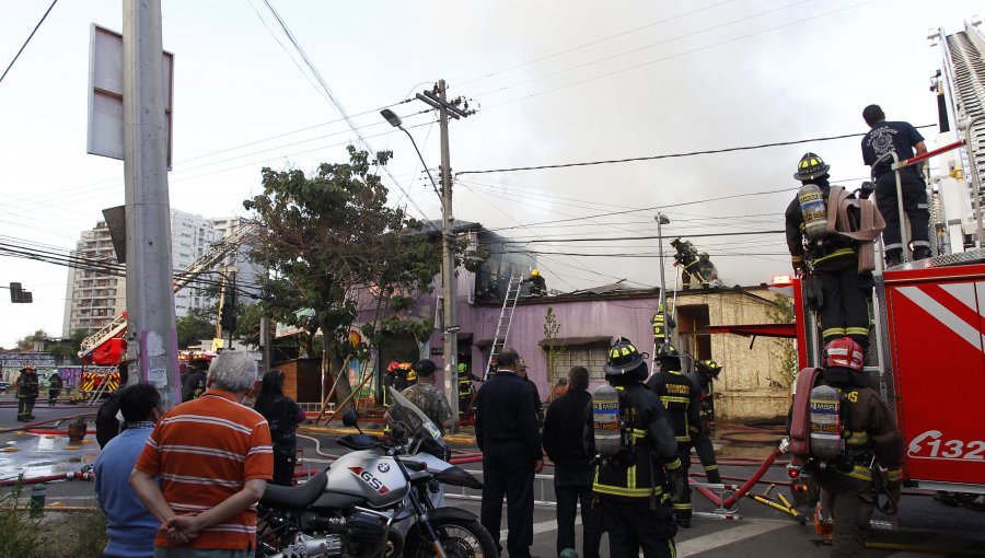 Incendio arrasó con tres locales comerciales y 5 viviendas en Estación Central