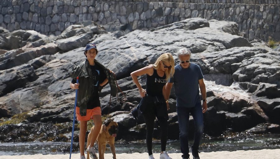 Galería de Fotos: Captan a Cecilia Bolocco junto a su hijo y su pareja paseando en Zapallar
