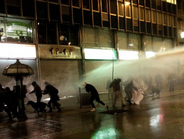 Acusan a Carabineros de mal uso del carro lanza agua en Valparaíso