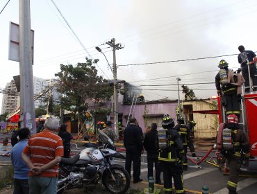 Incendio arrasó con tres locales comerciales y 5 viviendas en Estación Central