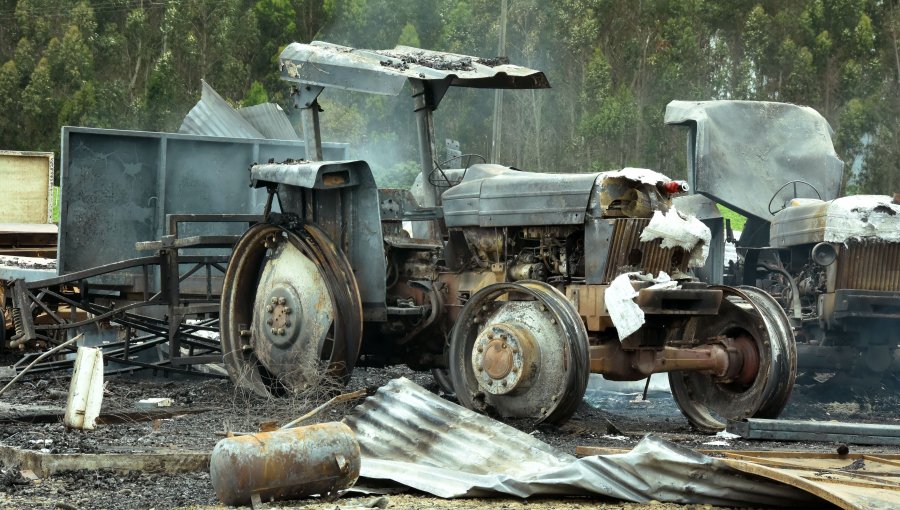 Ataque incendiario a 4 camiones en predio forestal de Collipulli