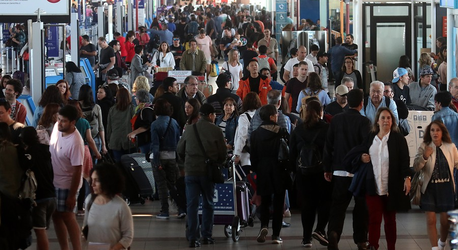 Las medidas de contingencia que anunció el Aeropuerto de Santiago para enfrentar temporada estival